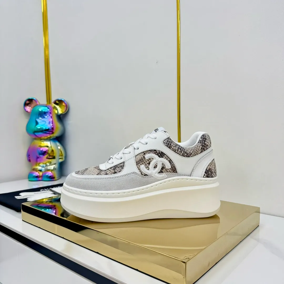 👟👟Ex-factory price 680👟👟 Upgraded version, upgraded version, upgraded version! No rebuttal accepted! ! ! ! Chanel Chanel panda shoes! 2025 counter's top casual sports shoes. This classic design; the upper is electro-embroidered with a variety of techniques; the outsole is fashionable and sporty; the unusual inclusion of a variety of color matching elements... The diversified mix and match is very good-looking and versatile, and can be used for leisure, fashion, sports, and outdoor... ꫛꫀꪝ Go➫ Materials: ❶Upper made of: original imported first-layer silk cowhide + original waterproof cloth + original first-layer cowhide ❷Inner lining: Original Yangli+Net ❸Outsole based on: Original TPU combination outsole Counter boutique packaging complete set for women 35–41 👉 👉 👉 👉 👉 👉 👉